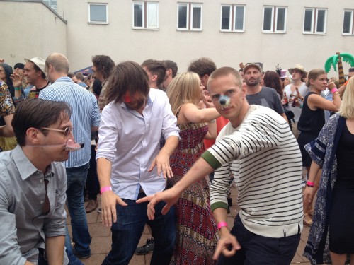 It wouldn't be Feelgood Camp without some troll-dance. Preferably in a venue announced as rooftop party that looks more like a prison courtyard.