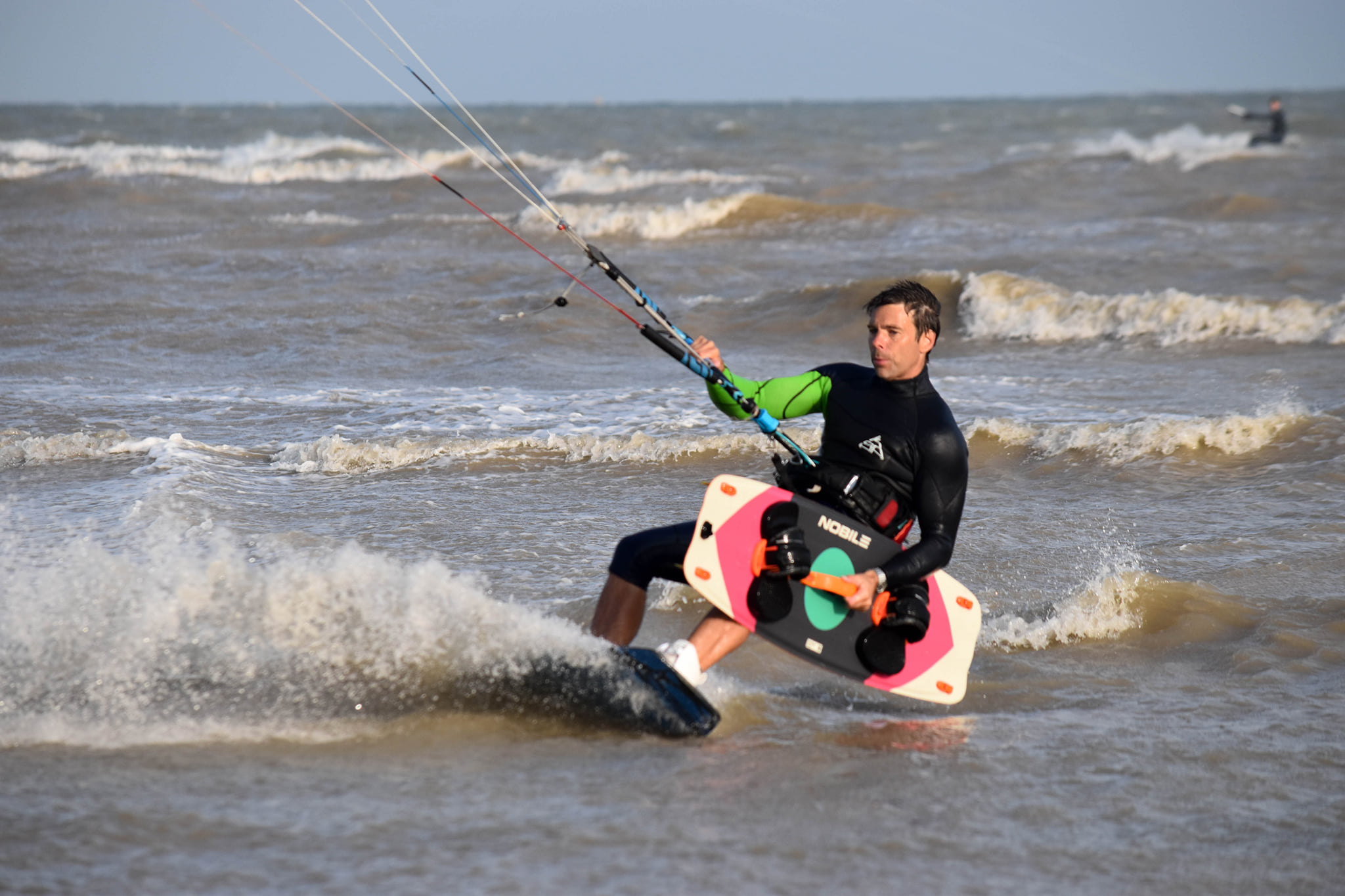 Martin redder nogens kiteboard.