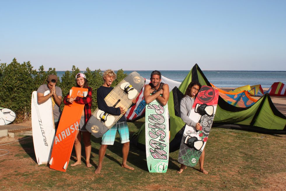 Skupina kitesurfers pózuje před Kite Bubble kite spot