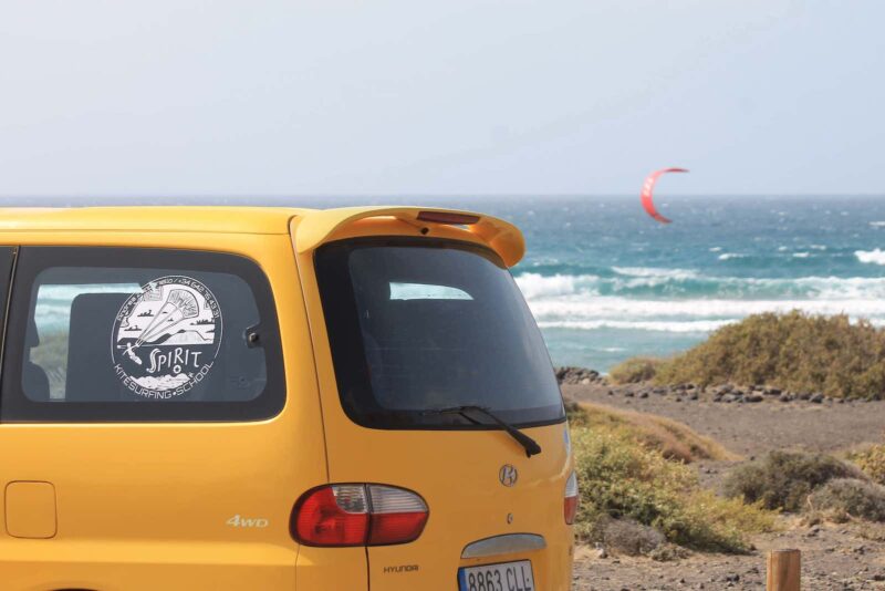 Bus de surf à un kitesurf spot.