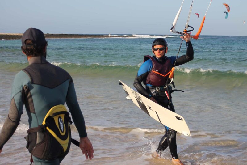 Leren kitesurfen op Fuerteventura.