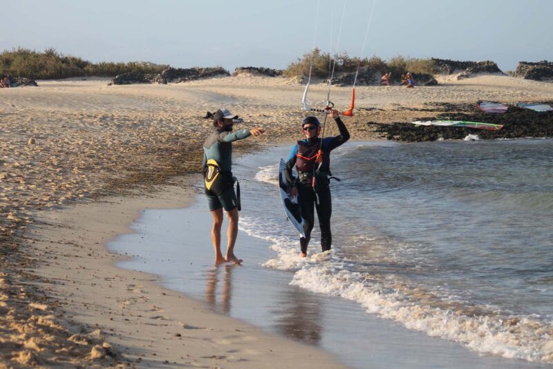 Probíhá lekce kitesurfu.