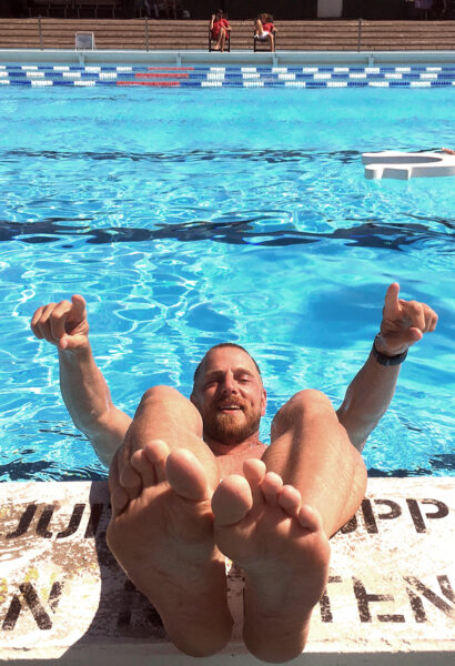 Bjorn na piscina ao ar livre em Svedala.