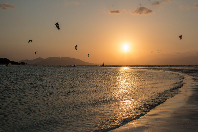 Punta Chame kitesurf draci při západu slunce