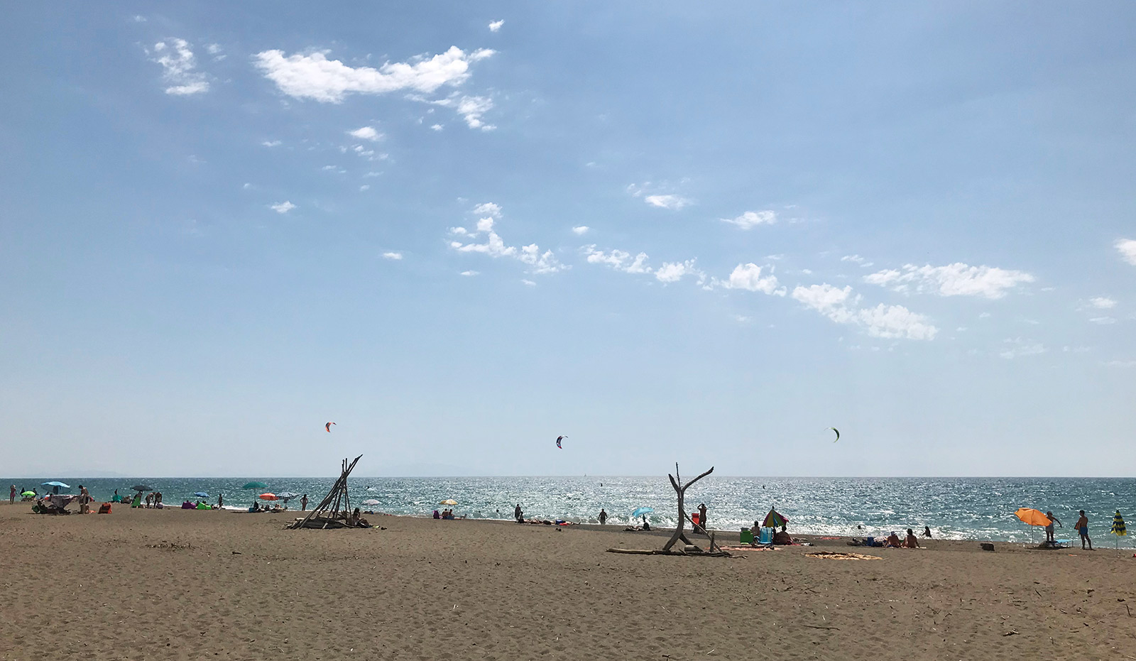 Beach and kites in Marina di Gibbona.