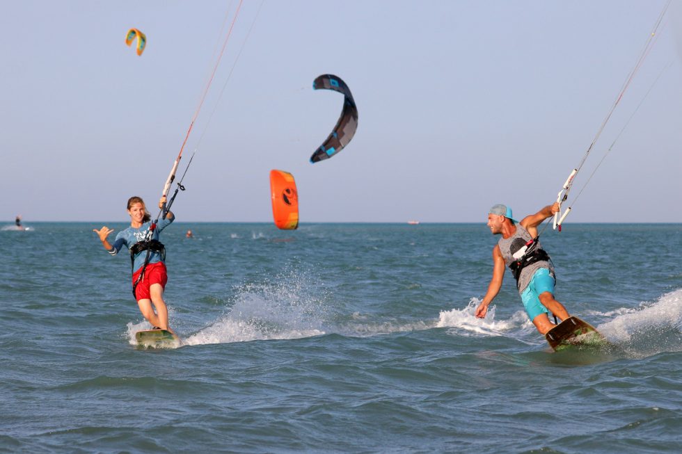 Martina và Gogo từ Nomad Kite Events đi chơi trên mặt nước ở El Gouna.