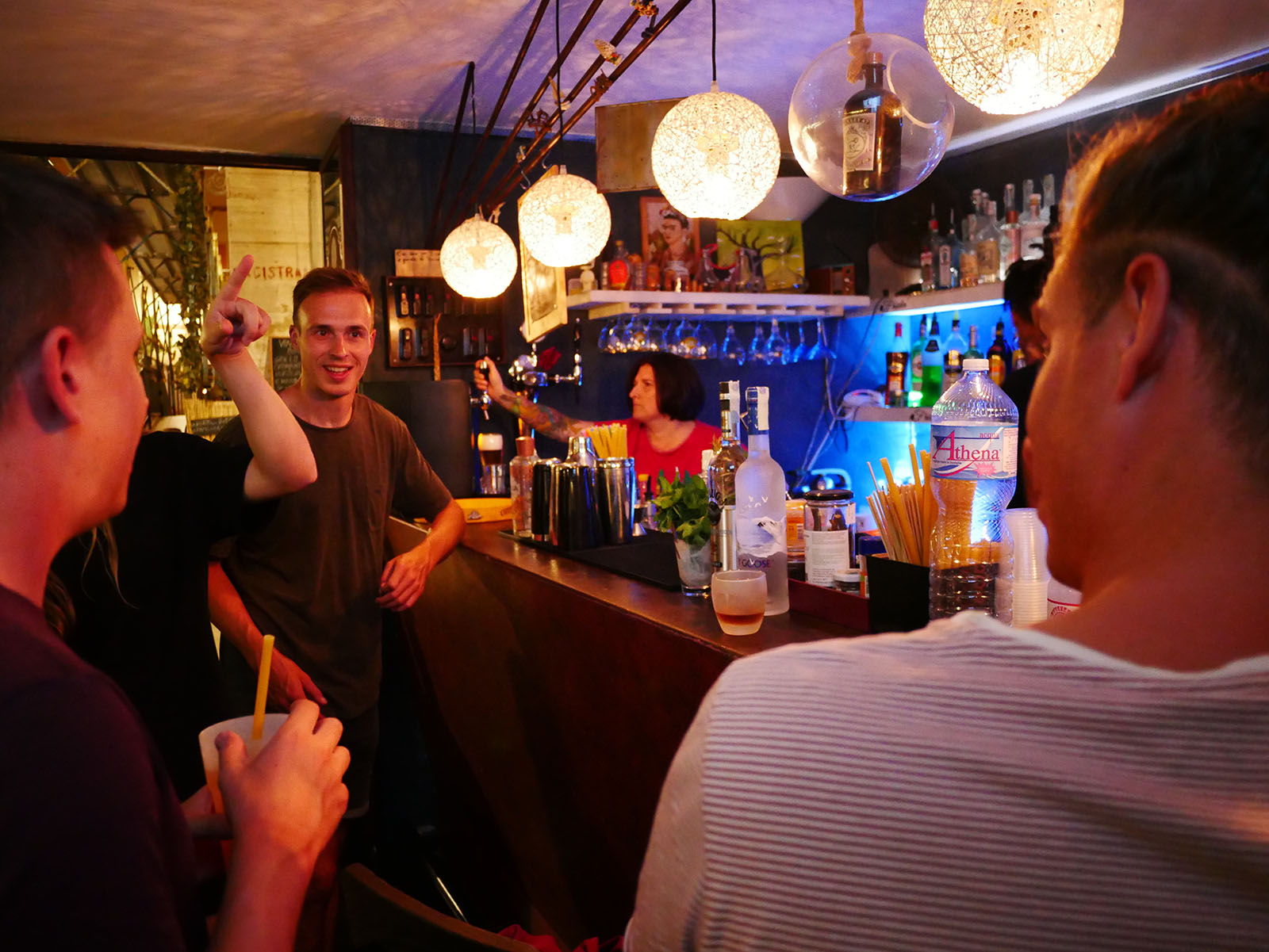 Glade kitesurfers i en bar i Trapani.