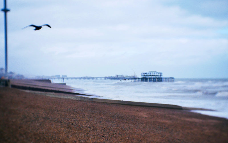 Brightonin merenranta myrskyisä päivänä