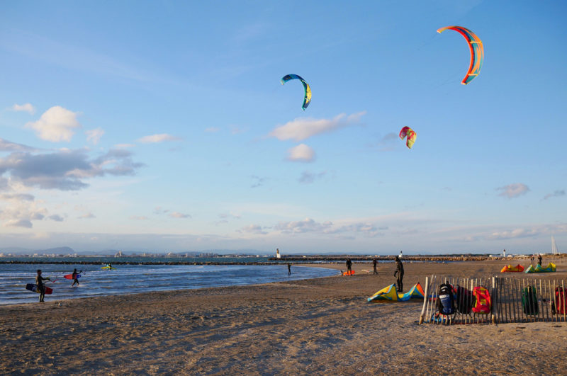 Social kitesurfers outside Montpellier.