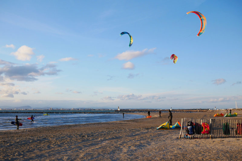 Społeczni kitesurferzy poza Montpellier.