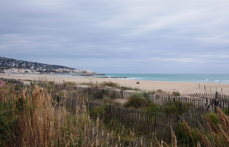 Strand en zee ten zuiden van Sete, Frankrijk.