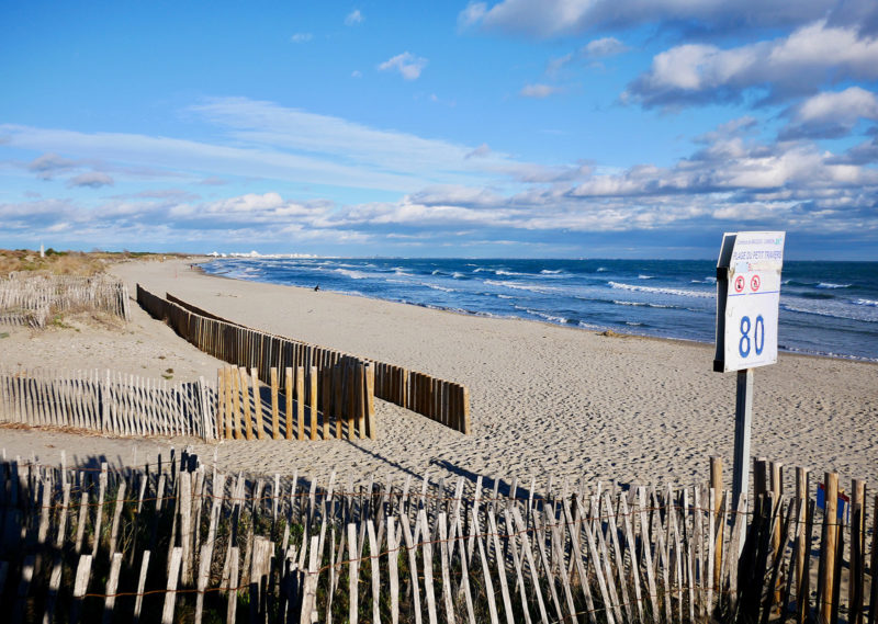 Een leeg en wild strand buiten Montpellier, Frankrijk.