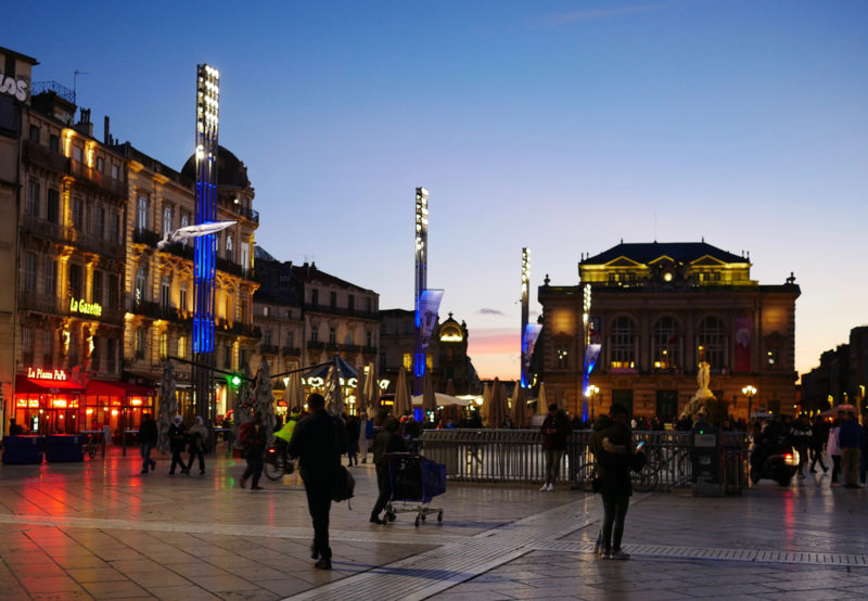 Une place de Montpellier la nuit.