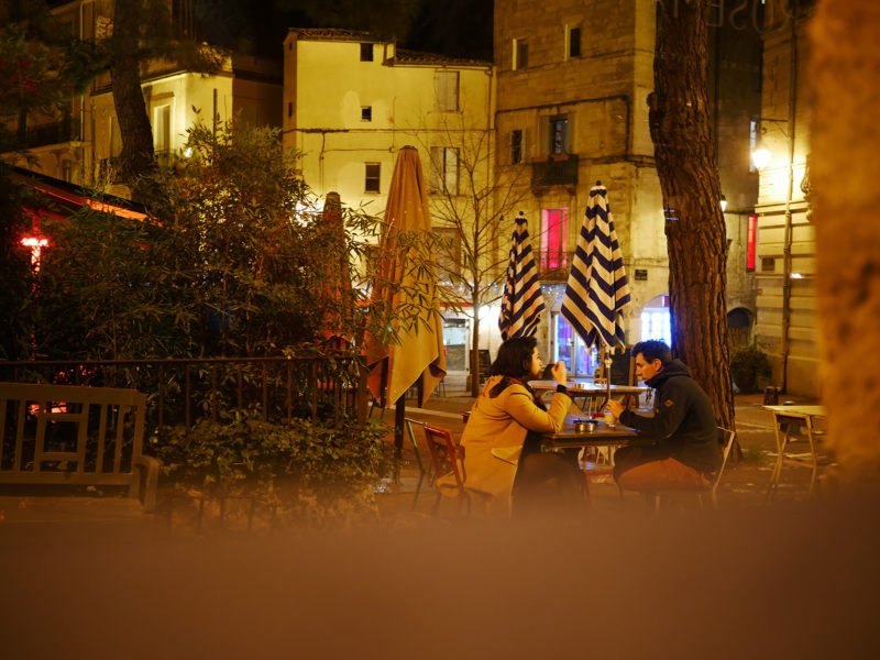 Paar speist in der Altstadt von Montpellier