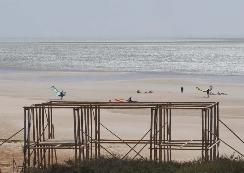 Kiters estableciendo en marea baja.