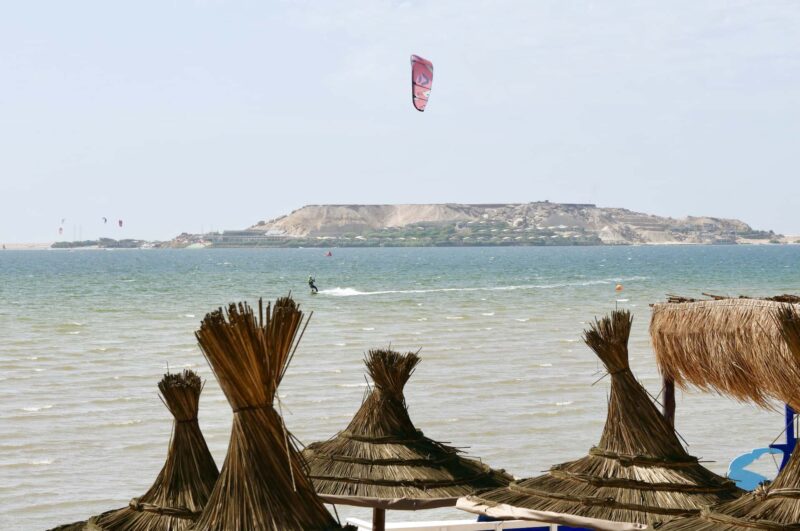 Kiter solitário na água.