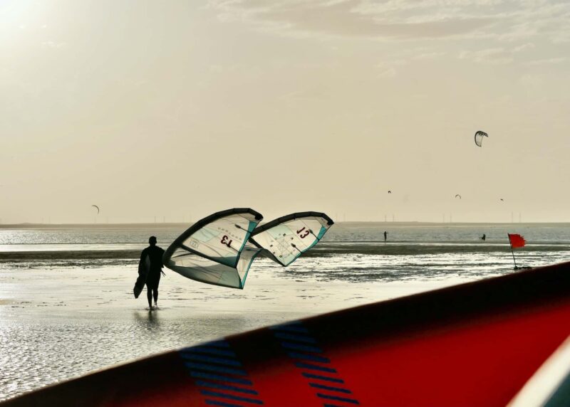 Powrót po całym dniu kitesurfingu w lagunie.