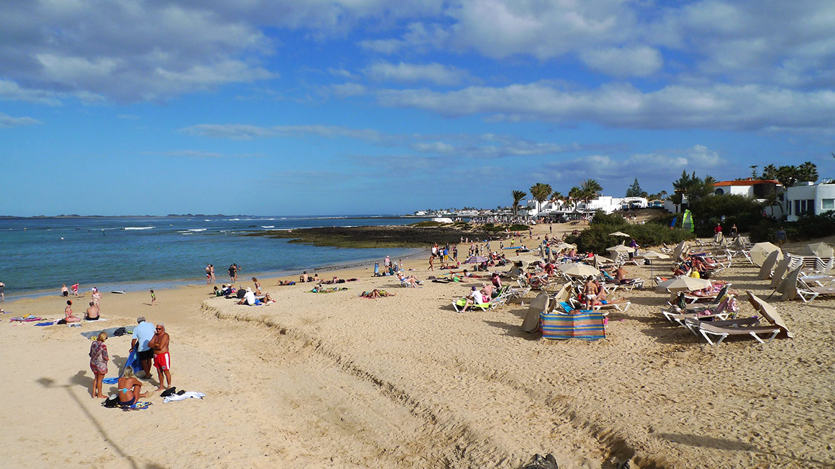 Beach goers i Corralejo, Fuerteventura.