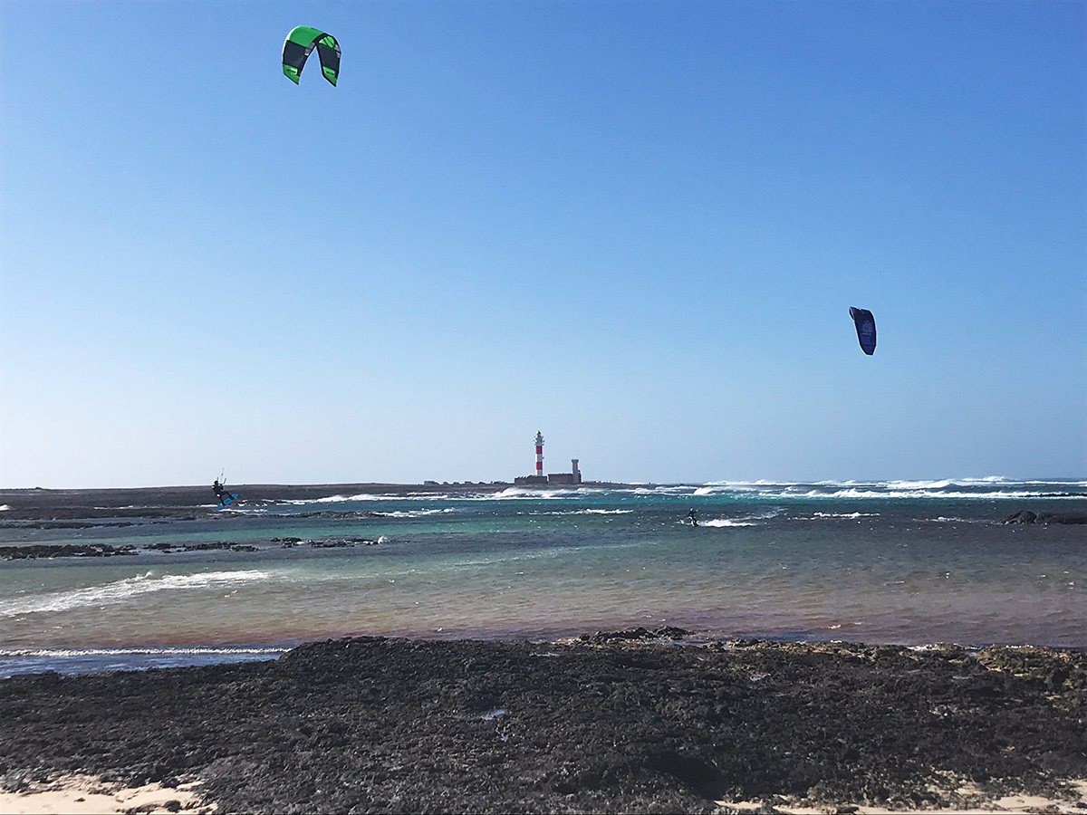 Kitesurfistas na lagoa de El Toston, Fuerteventura