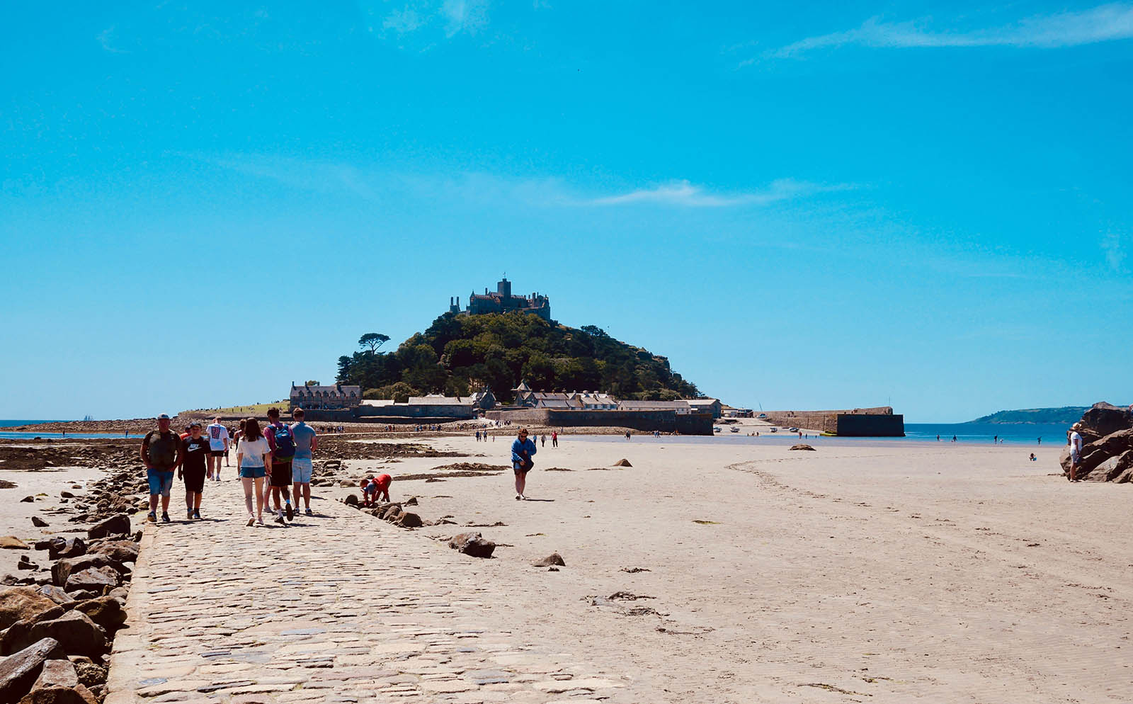 St Michael's Mount ve düşük gelgit geçit.