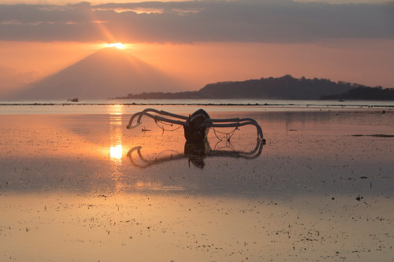 Sonnenuntergang auf Gili Air mit Blick auf Balis Berg Agung