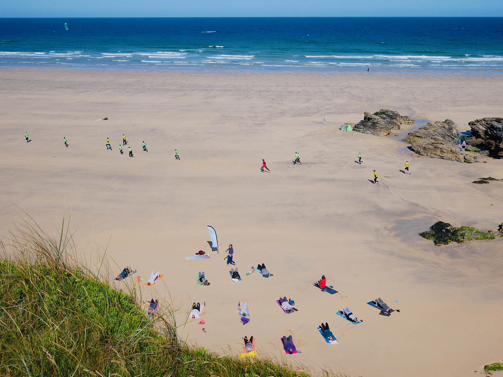 Yoga, surf et kitesurf à la plage de Gwithian.