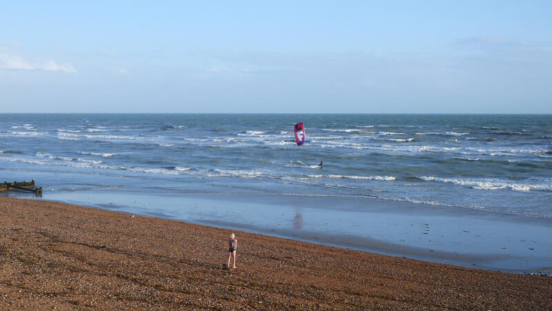 Martin kitesurf na maré baixa em Hove, verão de 2020 .. Foto: Benji