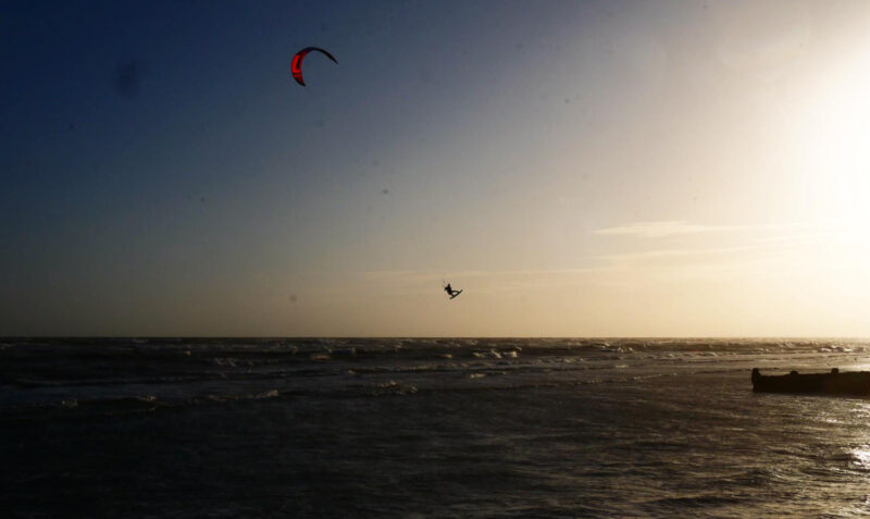 Martin Sandstrom kitesurfen in Hove 2020, het jaar van de pandemie.