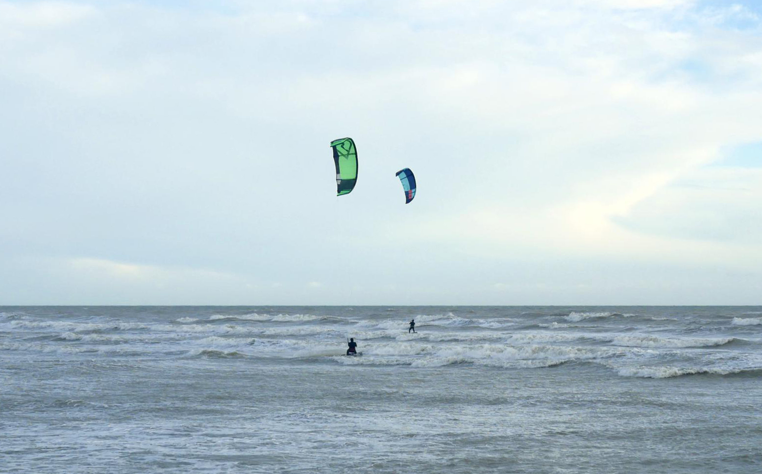 Twee kitesurfers rijden bij King Alfred in Hove, VK.