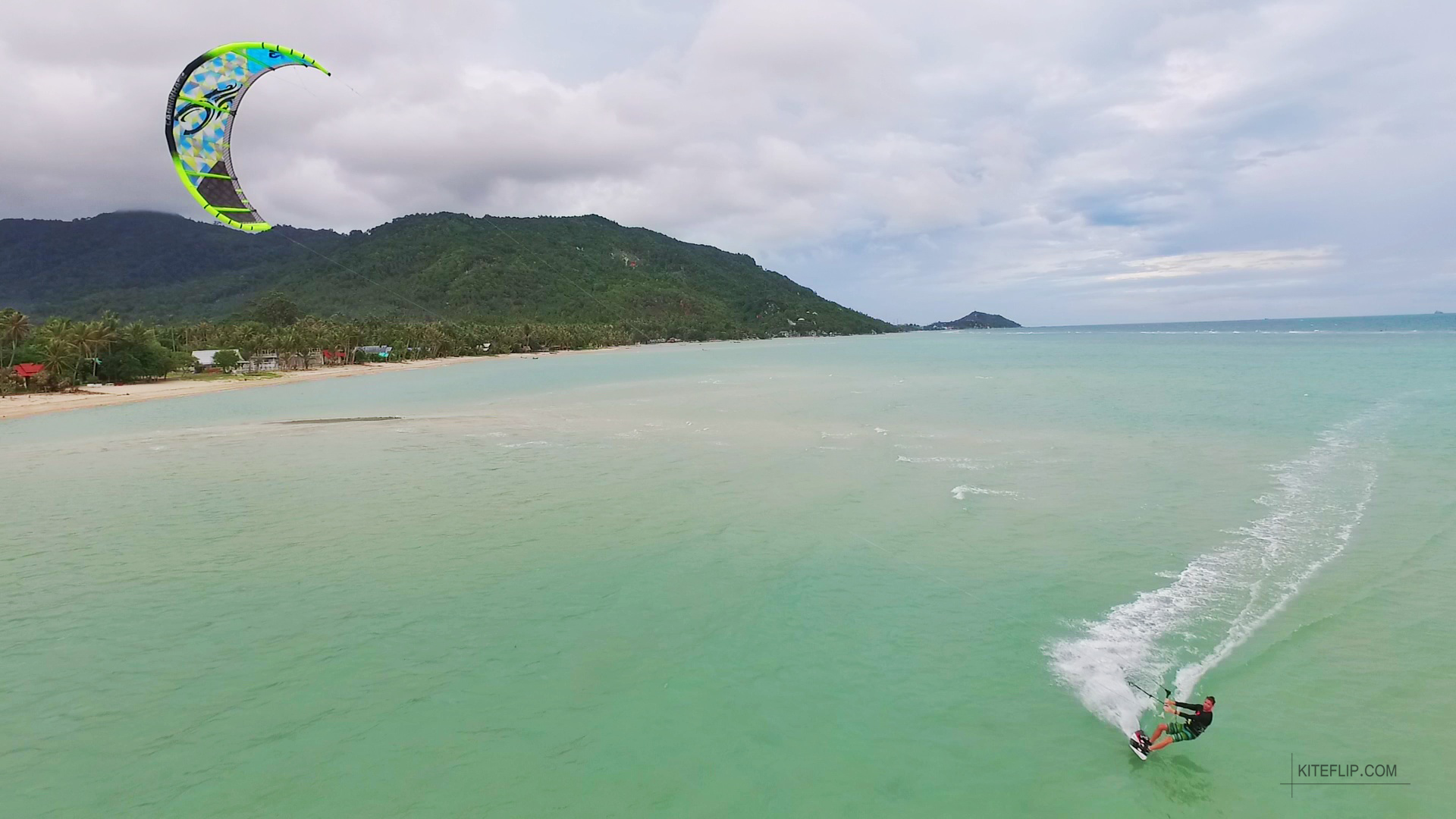 kitesurfing a Baan Tai strandon