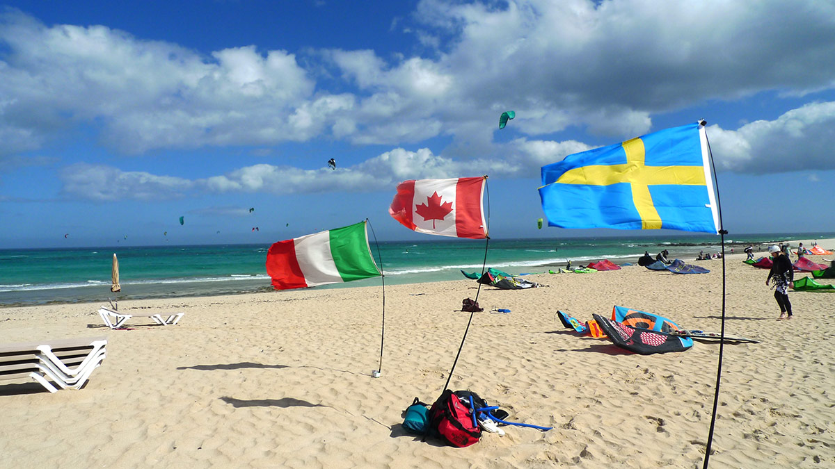 Drapeaux sur la plage du drapeau, Fuerteventura