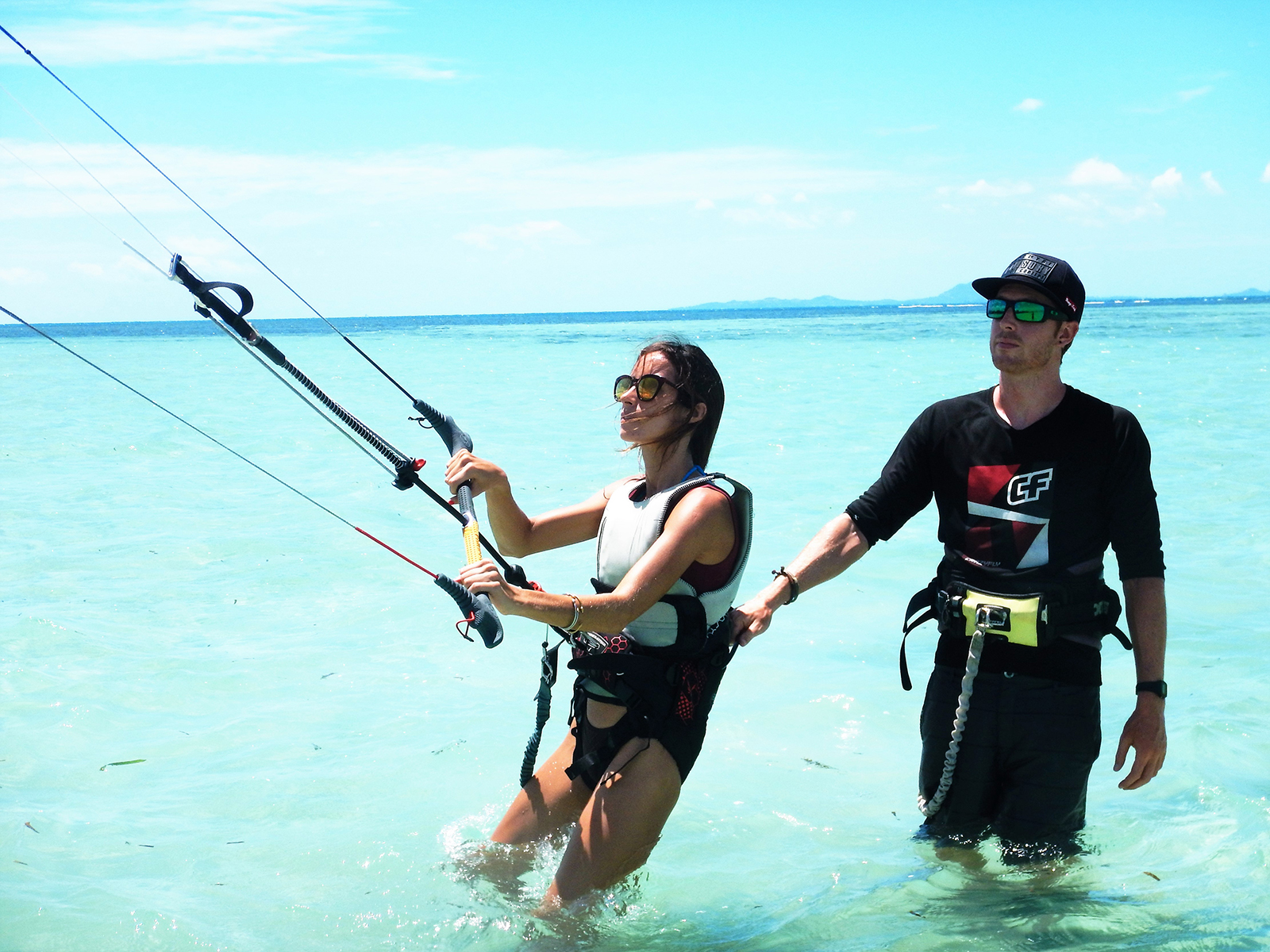 Philip undervisar kitesurfing till en elev