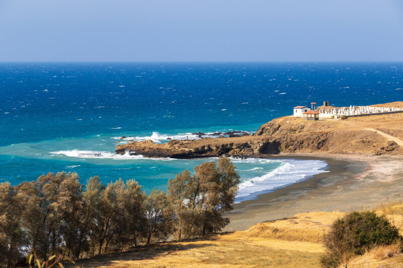 Costa ventosa di Cipro che mostra una bella spiaggia per il kitesurf estivo.