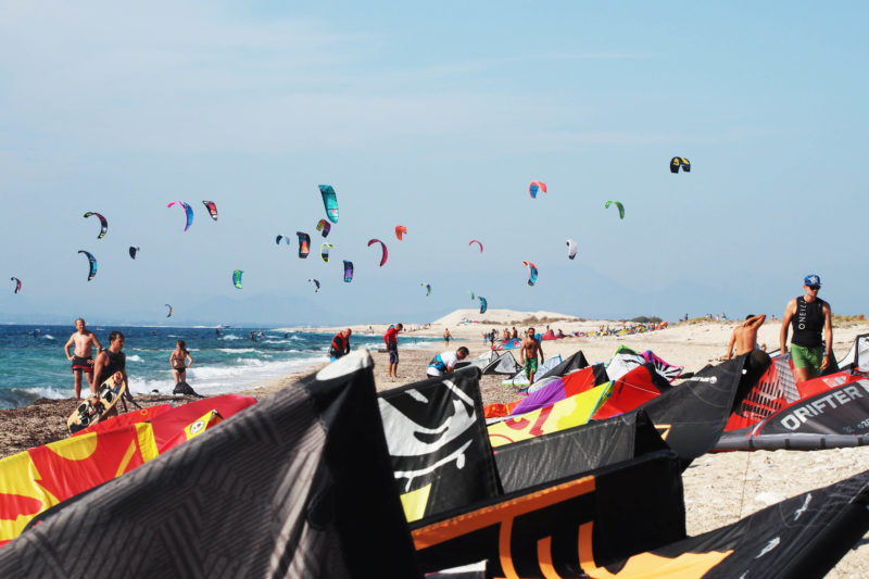 Rušná pláž kitesurfov, Miloš na Lefkade.