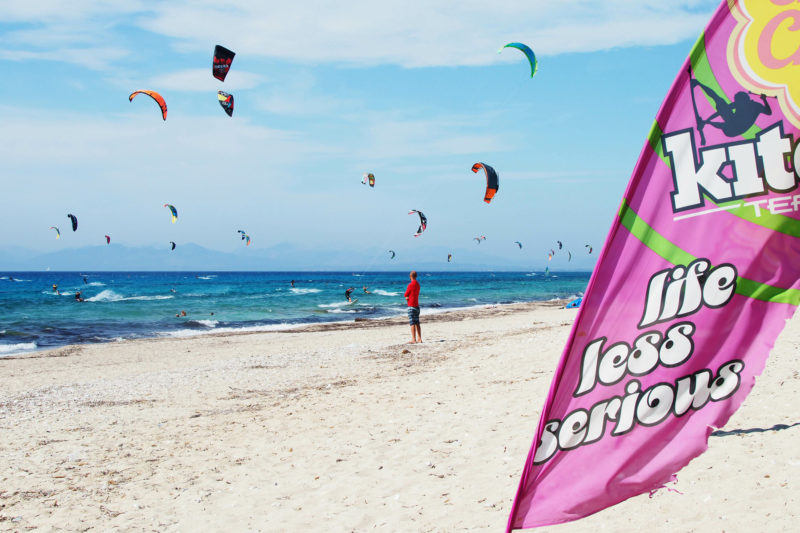 Uma praia movimentada de kitesurf em Lefkada, Grécia